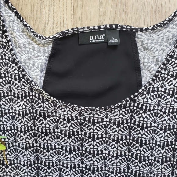 EUC🧁a.n.a.Lightweight High Low Hem sleeveless top - Picture 3 of 3